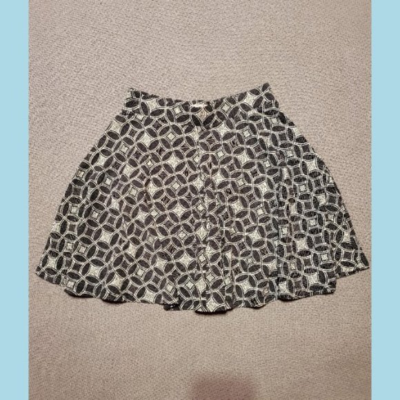 Black/White Geometric Design Skater Skirt - Small - Picture 2 of 3